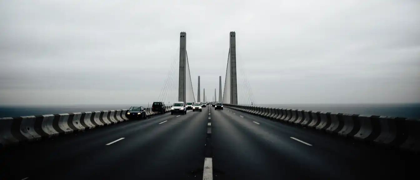 Крымский мост на паузе: движение транспорта временно приостановлено