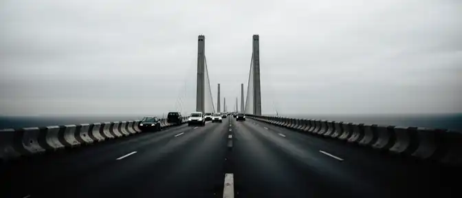 Крымский мост на паузе: движение транспорта временно приостановлено